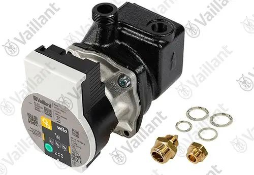 Vaillant Pumpe mit schwarzem Gehäuse und grauem Motor. Zubehör umfasst drei Unterlegscheiben und zwei Messinganschlüsse.